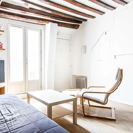 Charming 2 Near Republic Apartment *